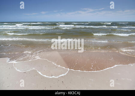 Cuore disegnato sulla spiaggia di sabbia - Vacanza Amore - lunga relazione di distanza - Concetto Foto Stock
