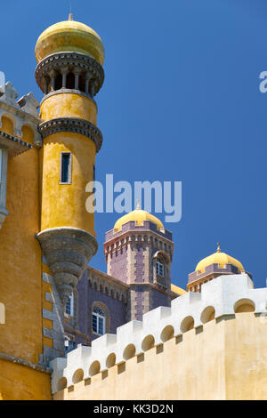 La pena palace. La vista della torretta nella forma di un minareto con la cupola moresca, cortina muraria con i bastioni e le torri oltre il principale Foto Stock