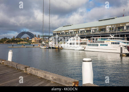 Jones Bay Wharf home a small business e barche di lusso è un ex porto di Sydney, Australia Foto Stock