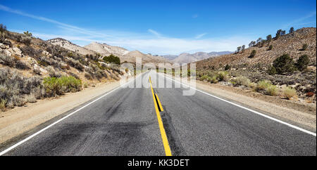 Autostrada deserta nella valle della morte, travel adventure concept, Stati Uniti d'America. Foto Stock