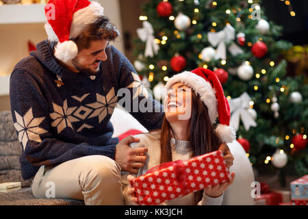 Matura in amore per divertirsi e trascorrere il Natale insieme a casa Foto Stock