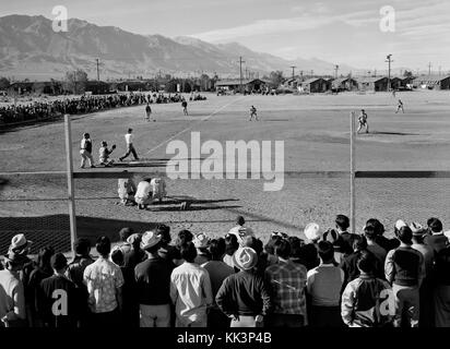 Ansel Adams, gioco di baseball a Manzanar, 1943 Foto Stock