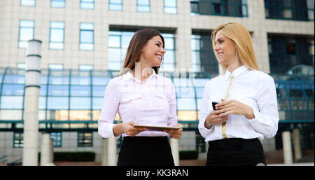 Colleghi di lavoro guardando il tablet in ufficio Foto Stock