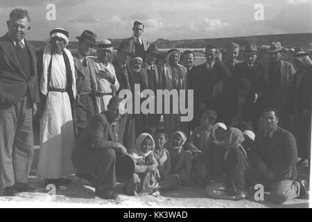 Visitatori ebraica da Zichron Ya'acov che posano per una foto di addio con JABRI AMIN EL HAJ E I MEMBRI DELLA SUA FAMIGLIA PRIMA DELLA LORO PARTENZA DAL SUD1 076 Foto Stock