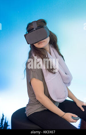 Una giovane donna test di un Google Daydream Realtà Virtuale auricolare all'interno del Google pop up store sulla Fifth Avenue a Manhattan, New York City. Foto Stock