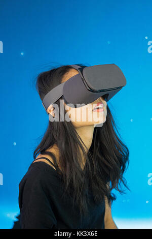 Una giovane donna asiatica test di un Google Daydream Realtà Virtuale auricolare all'interno del Google pop up store sulla Fifth Avenue a Manhattan, New York City. Foto Stock