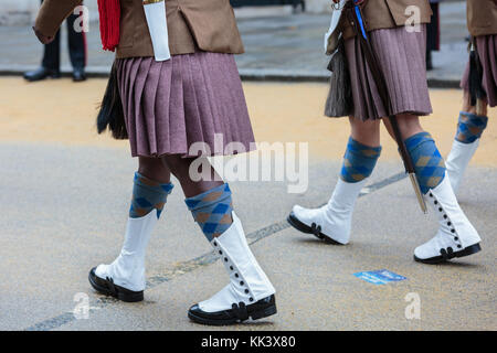 I soldati in kilts marciando nel signore sindaco di show sfilata nella città di Londra, London, Regno Unito Foto Stock