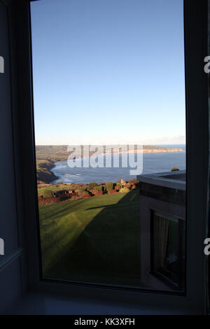 Una finestra panoramica vista da Raven Hall Hotel verso Robin cappe Bay, Yorkshire, Regno Unito Foto Stock