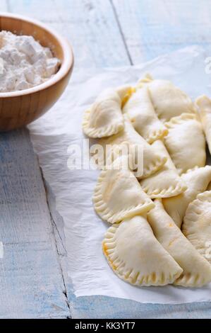 Gnocchi di greggio sulla carta da forno Foto Stock