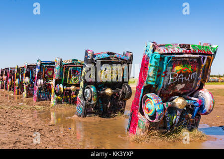 Amarillo, TX-ottobre 12: vecchia Cadillac furono sepolti presso il famoso Cadillac Ranch ranch lungo la storica Route 66 vicino a Amarillo, TX su 12 ottobre 2017 Foto Stock