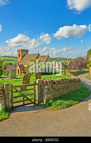 La piccola chiesa parrocchiale di St Barnabus nel villaggio Costwold di Snowshill su un tardo pomeriggio estivo Foto Stock