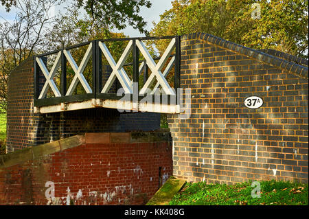 Split ponte sopra la Stratford upon Avon canal, vicino a Stratford-upon-Avon junction, Lapworth, Warwickshire Foto Stock