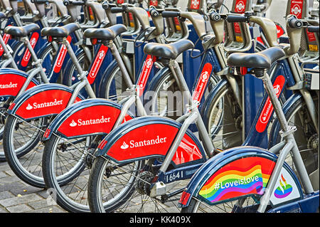 Santander biciclette a noleggio presso una docking station nel centro di Londra Foto Stock