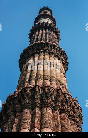 Il Qutb Minar torre è parte di un sito UNESCO ed è stata costruita nel XII secolo - QUTB COPLEX, NEW DELHI, India Foto Stock