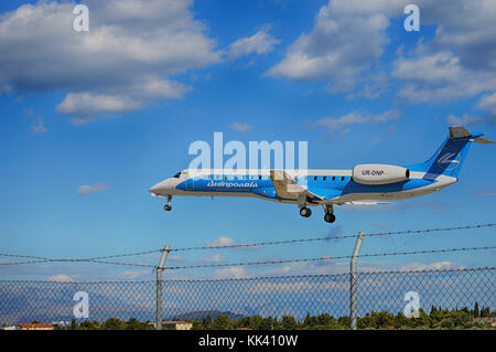 UR-DNP Embraer ERJ-145 atterraggio su LDSP RWY 05, aeroporto di Split Kaštela Croazia Foto Stock