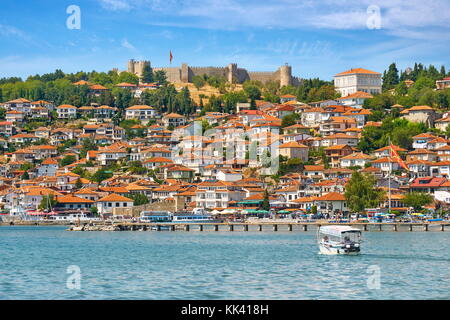 Il lago di Ohrid e dalla città vecchia, Samuele della Fortezza in cima, Macedonia Foto Stock