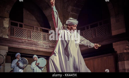 I Dervish eseguire la tradizionale danza Tanoura Foto Stock