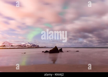 Luci del nord oltre il mare a skagsanden beach, isole Lofoten in Norvegia in inverno. Foto Stock