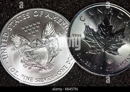 1oz silver bullion monete degli Stati Uniti e dell'aquila canadian maple leaf Foto Stock