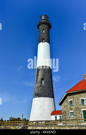 Il Fire Island Lighthouse è un punto di riferimento visibile sulla Great South Bay, nel sud della contea di Suffolk, new york sull'estremità occidentale di fire island, un bar Foto Stock