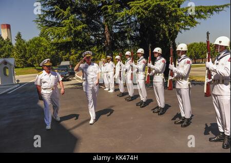 Il capo delle operazioni navali CNO ammiraglio Jonathan Greenert saluta per aver ricevuto tutti gli onori alla base navale di Golcuk durante la sua visita ufficiale con il comandante della flotta navale turca ammiraglio Nusret Guner, a sinistra, Istanbul, Turchia, 2012. Immagine gentilmente concessa dallo specialista di comunicazione di massa di 1a classe Peter D. Lawlor/US Navy. Foto Stock