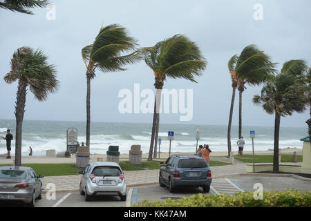 POMPANO BEACH, FL - 06 OTTOBRE: Una vista generale dell'atmosfera sull'uragano Matthew prima di colpire il sud della Florida il 6 ottobre 2016 a Pompano Beach, Florida. Persone: Atmosfera Foto Stock