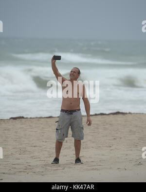 POMPANO BEACH, FL - 06 OTTOBRE: Una vista generale dell'atmosfera sull'uragano Matthew prima di colpire il sud della Florida il 6 ottobre 2016 a Pompano Beach, Florida. Persone: Atmosfera Foto Stock