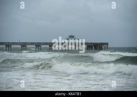 POMPANO BEACH, FL - 06 OTTOBRE: Una vista generale dell'atmosfera sull'uragano Matthew prima di colpire il sud della Florida il 6 ottobre 2016 a Pompano Beach, Florida. Persone: Atmosfera Foto Stock