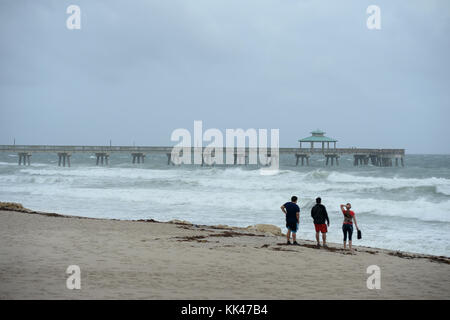 Pompano Beach, FL - 06 ottobre: una vista generale di atmosfera sull uragano Matteo prima di influenzare Florida del sud il 6 ottobre 2016 in Pompano Beach , Florida. persone: atmosfera Foto Stock