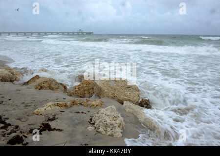 POMPANO BEACH, FL - 06 OTTOBRE: Una vista generale dell'atmosfera sull'uragano Matthew prima di colpire il sud della Florida il 6 ottobre 2016 a Pompano Beach, Florida. Persone: Atmosfera Foto Stock