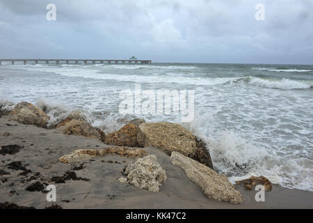 POMPANO BEACH, FL - 06 OTTOBRE: Una vista generale dell'atmosfera sull'uragano Matthew prima di colpire il sud della Florida il 6 ottobre 2016 a Pompano Beach, Florida. Persone: Atmosfera Foto Stock