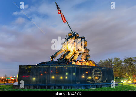 Gli Stati Uniti marine corps war memorial raffigurante la bandiera il sollevamento a Iwo Jima al crepuscolo. Foto Stock