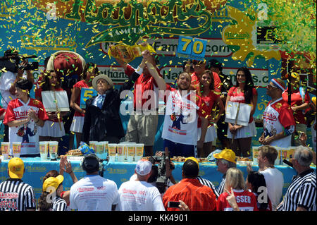 NEW YORK, NY - 04 LUGLIO: Il mangiatore competitivo Joey Chestnut riconquista il famoso titolo di mangiatore di hot dog di Nathan, battendo il record con 70 hot dog al famoso Concorso Internazionale di mangiamento di hot dog del 4 luglio 2016 a Coney Island il 4 luglio 2016 a New York City persone: Joey Chestnut Foto Stock