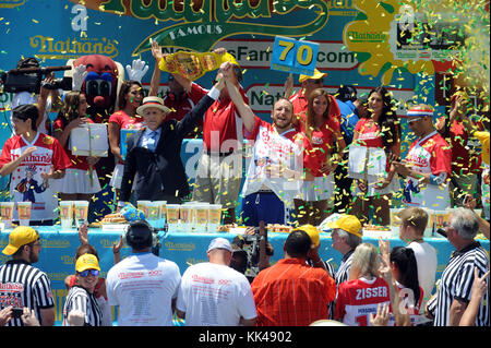 NEW YORK, NY - 04 LUGLIO: Il mangiatore competitivo Joey Chestnut riconquista il famoso titolo di mangiatore di hot dog di Nathan, battendo il record con 70 hot dog al famoso Concorso Internazionale di mangiamento di hot dog del 4 luglio 2016 a Coney Island il 4 luglio 2016 a New York City persone: Joey Chestnut Foto Stock