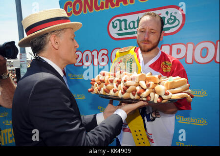 New york, ny - Luglio 04: mangiatore competitivo joey chestnut riacquista nathan il famoso hot dog eating titolo, si rompe il record con 70 hot dogs al 2016 nathans famoso 4 di luglio international hot dog eating contest a Coney Island il 4 luglio 2016 in new york city people: joey chestnut Foto Stock