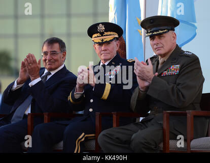 MIAMI, FL - 19 NOVEMBRE: Sec di Difesa Leon Panetta, General Martin E. Dempsey Presidente, Joint Chiefs of staff, e comandante in arrivo Generale John F. Kelly USMC partecipare alla cerimonia del Cambio di comando al comando del Sud degli Stati Uniti il 19 novembre 2012 a Homestead, Florida. Persone: Difesa Leon Panetta, Martin E. Dempsey, John F. Kelly Foto Stock