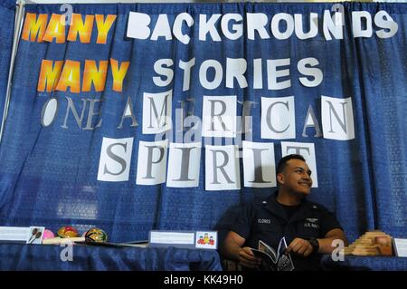 Aviazione del macchinista mate 3° di classe edwin c flores mans uno stand per la presentazione di cultura ispanica durante una celebrazione della diversità a bordo della portaerei USS george hw, Oceano Atlantico, 2012. Immagine cortesia la comunicazione di massa specialista in seconda classe timothy walter/us navy. Foto Stock