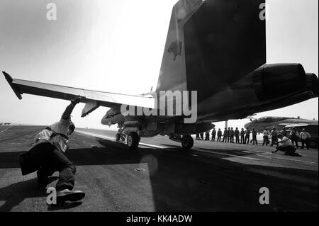 I marinai assegnati alla portaerei classe Nimitz USS Dwight D Eisenhower CVN 69 lanciano un F/A-18C Hornet assegnato al Wildcats of Strike Fighter Squadron VFA 131, Oceano Atlantico, 2012. Immagine gentilmente concessa dalla U.S. Navy foto di Julia A. Casper, specialista di comunicazione di massa di seconda classe. Foto Stock