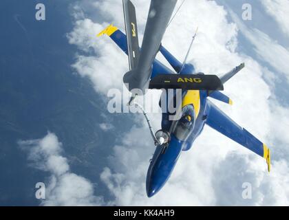 Una forza aerea KC-135 dal 171st air refuelling combustibili ala di un f/A-18 Hornet volato da lt cj, sugarloaf, Carolina del Sud, 2012. Immagine cortesia la comunicazione di massa specialist 1a classe rachel mcmarr/us navy. Foto Stock