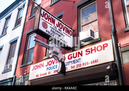 Un punto di riferimento, Giovanni Jovino gun shop in Little Italy, è una delle più antiche armi da fuoco retail store in New York City Foto Stock