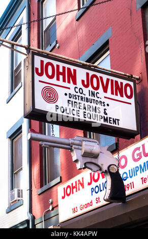 Un punto di riferimento, Giovanni Jovino gun shop in Little Italy, è una delle più antiche armi da fuoco retail store in New York City Foto Stock