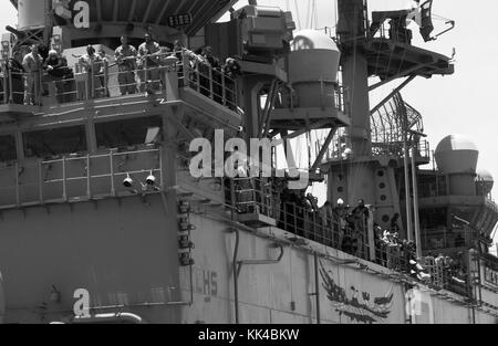 Tiger cruise i partecipanti guardano un aria di dimostrazione di potenza a bordo dell'assalto anfibio nave USS makin island lhd 8, oceano pacifico, 2012. Immagine cortesia la comunicazione di massa specialista in seconda classe dominique pineiro/us navy. Foto Stock