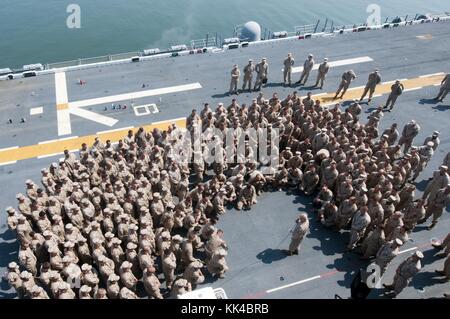 Il tenente generale Dennis Hejlik, comandante generale del comando delle forze del corpo dei Marines degli Stati Uniti, parla con gli ufficiali minori sul ponte di volo della nave d'assalto anfibio USS Kearsarge LHD 3 durante un esercizio di familiarizzazione anfibia, Norfolk, Virginia, 2012. Per gentile concessione di Mass Communications Specialist 3rd Class Jonathan Vargas/US Navy. Foto Stock