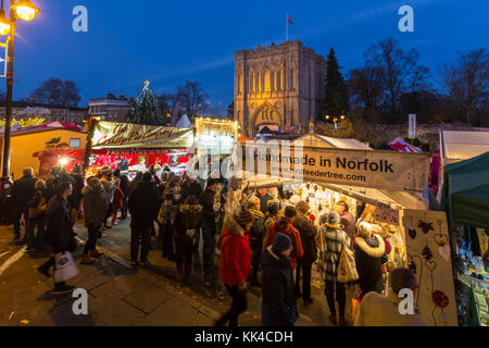 Mercatino di Natale di acquirenti, Bury St Edmunds, Suffolk, Regno Unito. Abbey gate in background. Foto Stock