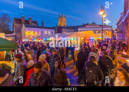Mercatino di Natale di acquirenti, Bury St Edmunds, Suffolk, Regno Unito. Cattedrale in background. Foto Stock