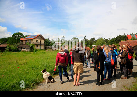 Tour guidato attraverso Ecovillage Sieben Linden vicino a Beetzendorf / Salzwedel, Sassonia-Anhalt, Germania, Europa Foto Stock