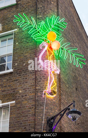 Fenicottero rosa e Palm tree luci al neon decorazione di Natale, parte di Carnaby le luci di Natale a Newburgh Quarter e Carnaby Street, Londra Foto Stock