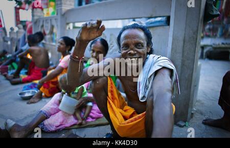 Indian Glance - 07/09/2010 - India / Benares - sorriso di lebbroso , vicino al ghat principale di Benares India - Sylvain Leser / le Pictorium Foto Stock