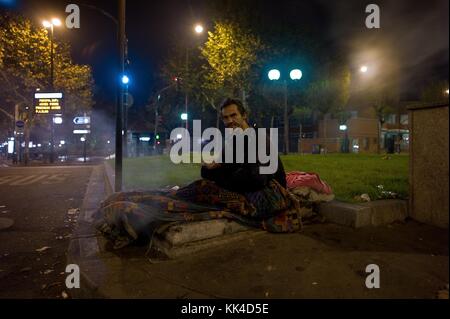 Sammy senza tetto all'intersezione della porta di Asnieres. Povertà urbana. - 23/11/2011 - - sammy senza tetto all'incrocio della porta di Asnieres. Povertà urbana. - Sammy vive gli ultimi quattro anni sulla rete di riscaldamento distrettuale nel mezzo di un crocevia della capitale più congestionata e inquinata . - alcuni stanno aiutando a volte , ma al massimo è no - Sylvain Leser / le Pictorium Foto Stock