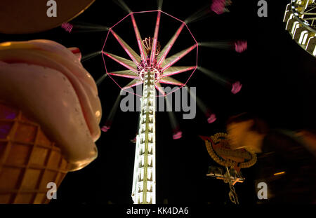 Luna park presso il giardino delle Tuileries. - 04/08/2012 - - merry-go-round in un luogo immerso nella storia della Francia, ogni estate il giardino delle Tuileries accoglie circa sessanta fiera attrazioni per il divertimento e il piacere dei bambini e dei genitori. Per diversi anni il carnevale del giardino delle Tuileries avviene la durata del periodo estivo luglio-agosto - sylvain leser / le pictorium Foto Stock